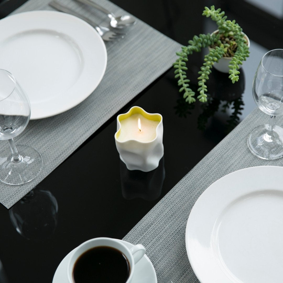 alt
Japandi-Esszimmer mit YUZU japanischer Kerze, Zitrus-Sojawachsduft in Seto-Porzellan im Wabi-Sabi-Stil