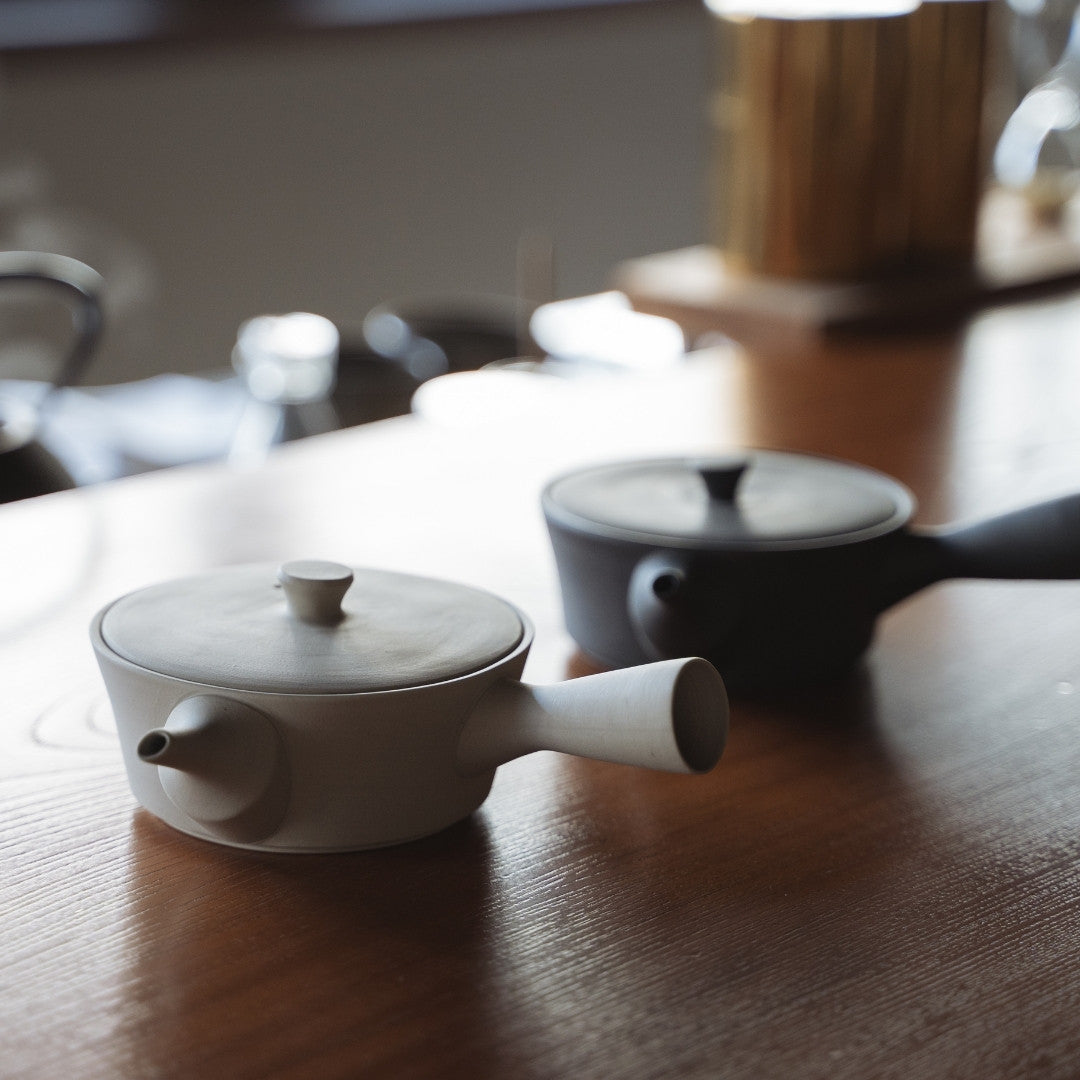 Håndlavet japansk Sencha tekande sort & hvid på træbordet i et zenrum