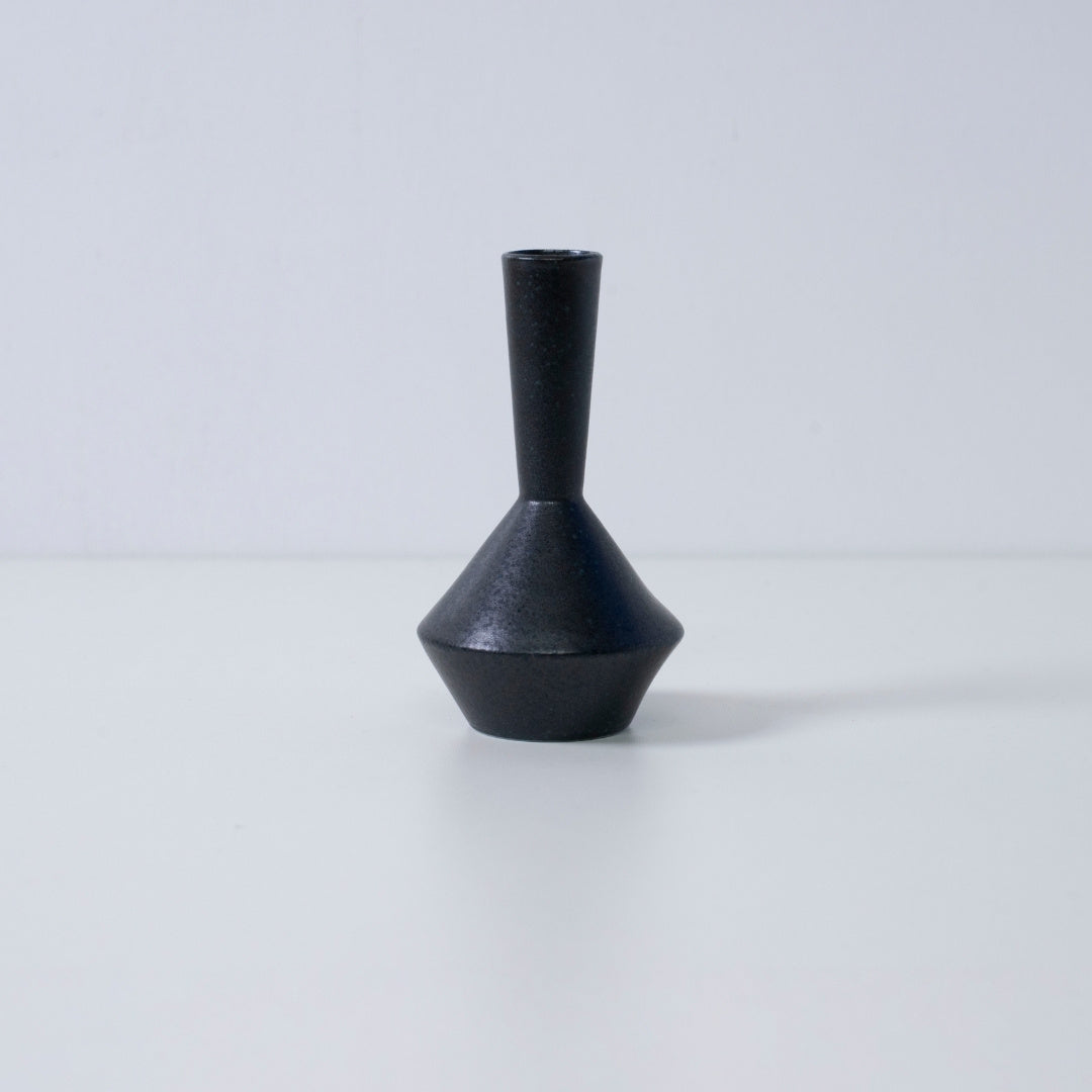 Sort japansk enkel blomstervase "Frustum" – moderne Mino-keramikvase til minimalistisk ikebana
