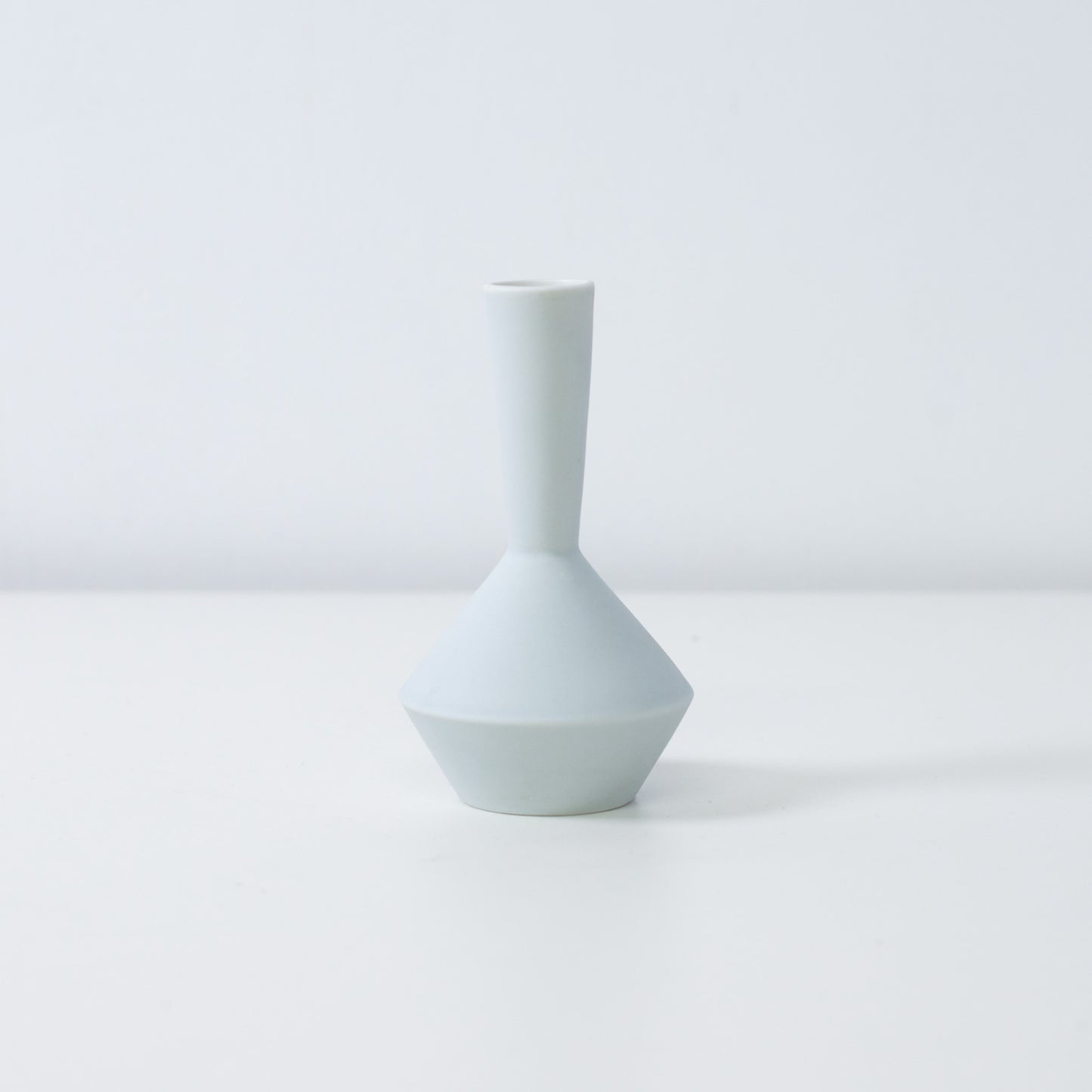 Helle, blassblaue japanische Einzelblumenvase „Frustum“ – Porzellanvase aus Mino-Keramik für Ikebana-Arrangements