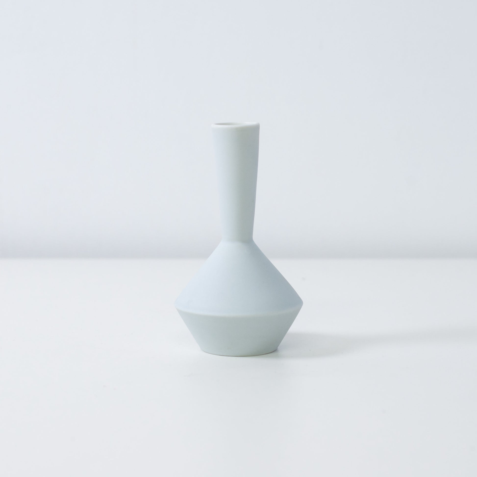 Helle, blassblaue japanische Einzelblumenvase „Frustum“ – Porzellanvase aus Mino-Keramik für Ikebana-Arrangements