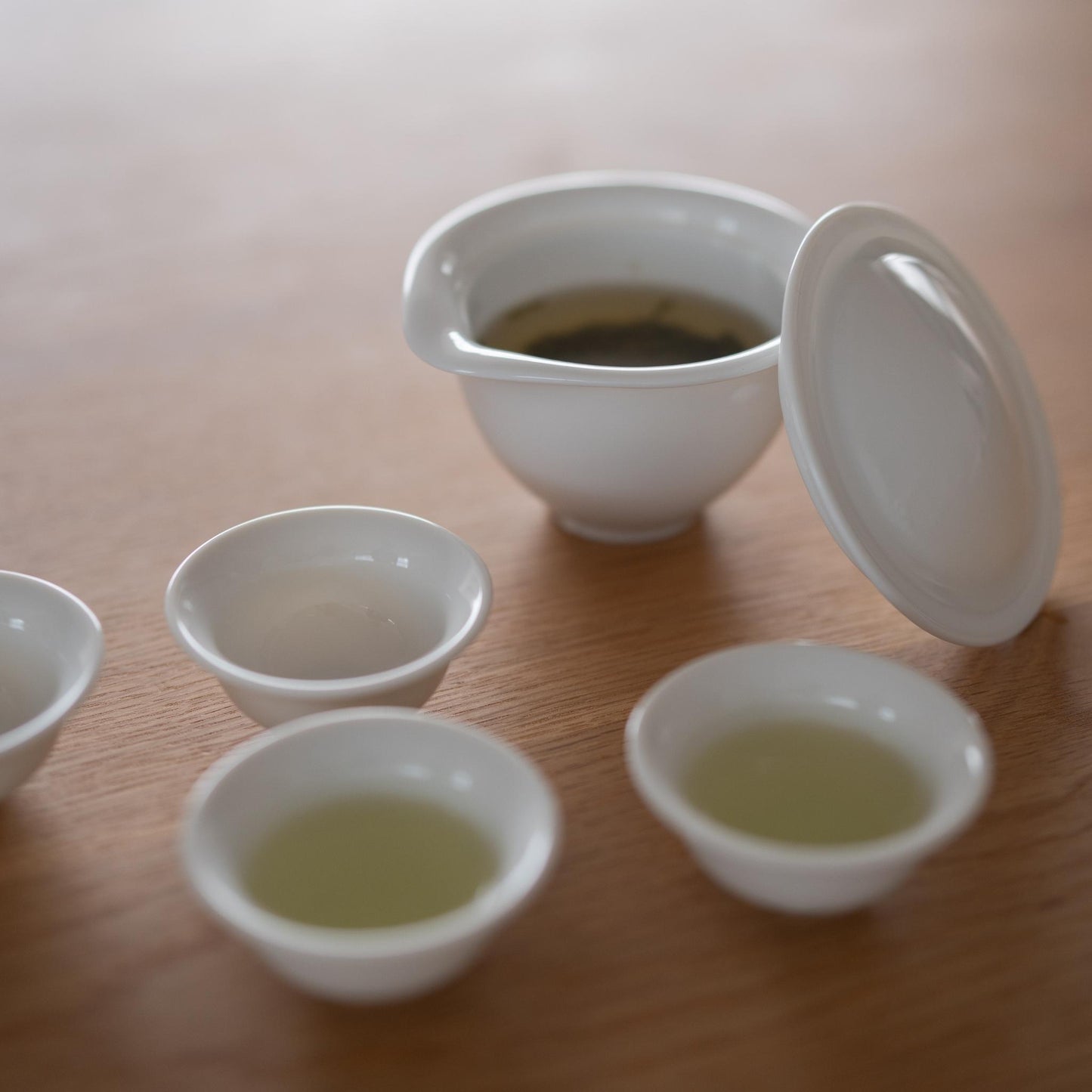 Japansk Hōhin tesæt – hvid Mino-keramik tekande med fire kopper til elegante teøjeblikke