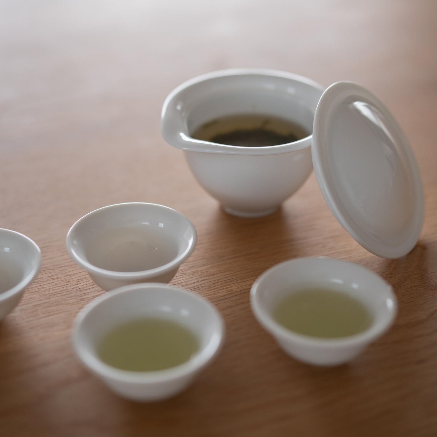 Japansk Hōhin tesæt – hvid Mino-keramik tekande med fire kopper til elegante teøjeblikke