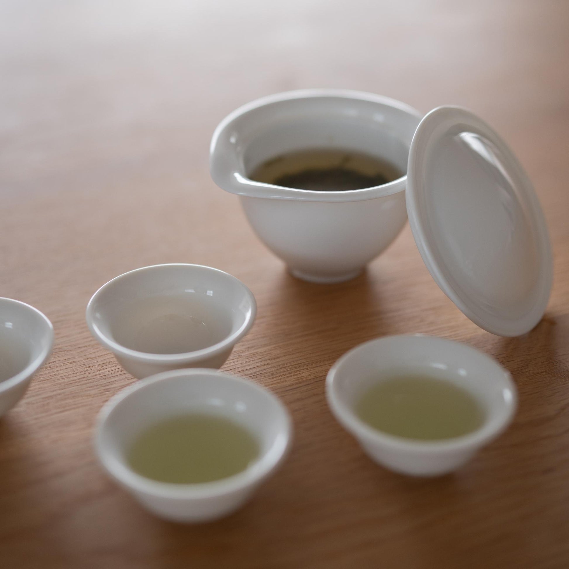 Japansk Hōhin tesæt – hvid Mino-keramik tekande med fire kopper til elegante teøjeblikke