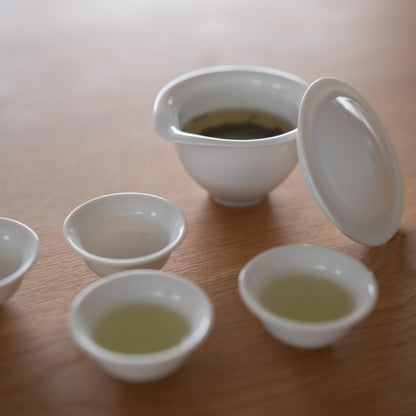 Japansk Hōhin tesæt – hvid Mino-keramik tekande med fire kopper til elegante teøjeblikke