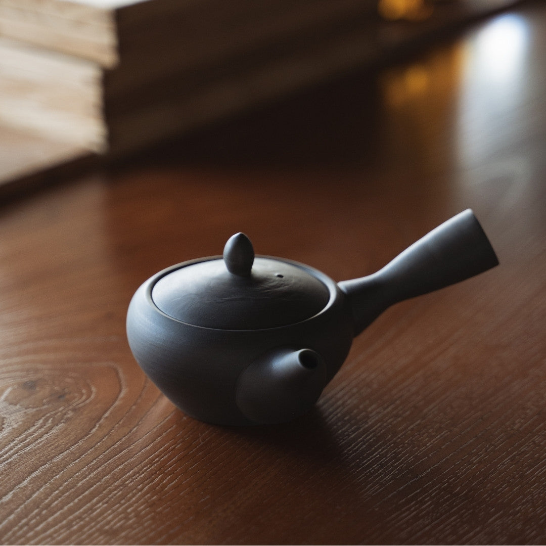 Japansk tekande (Kyusu) sort på et træbord i et zenrum