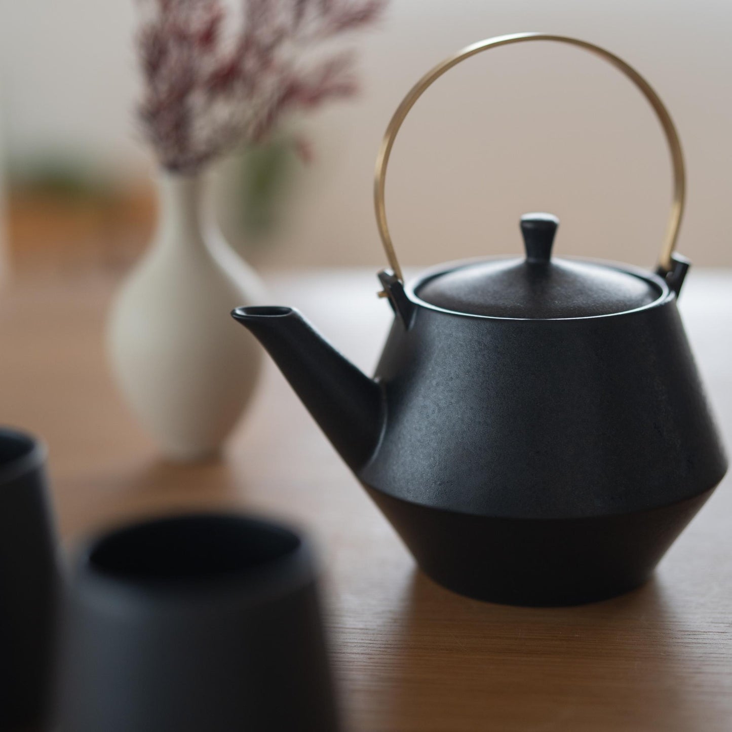 Japansk tekande "Frustum" – Sort Mino-keramik tekande med messinghåndtag og to tekopper