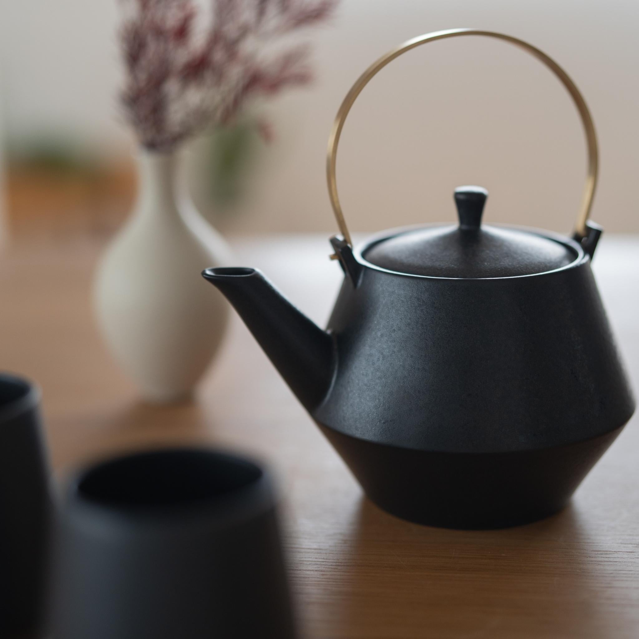 Japansk tekande "Frustum" – Sort Mino-keramik tekande med messinghåndtag og to tekopper