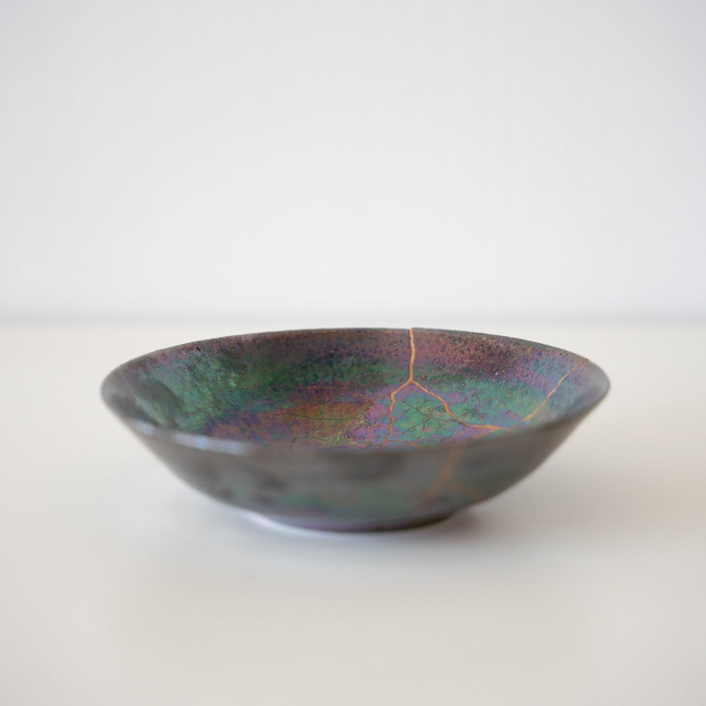 Skål repareret med Kintsugi, en traditionel japansk teknik, der omfavner skønheden i uperfekthed.