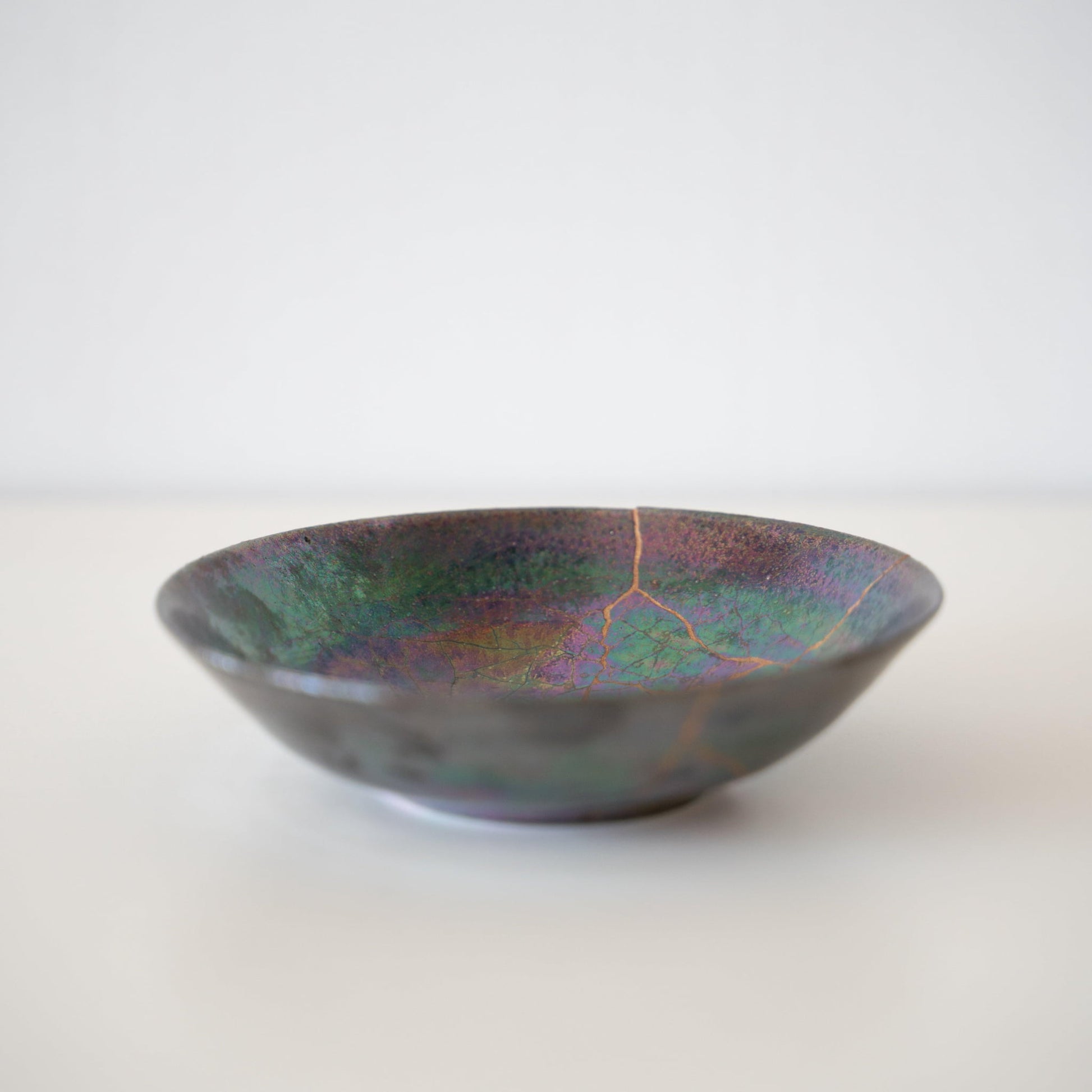 Skål repareret med Kintsugi, en traditionel japansk teknik, der omfavner skønheden i uperfekthed.
