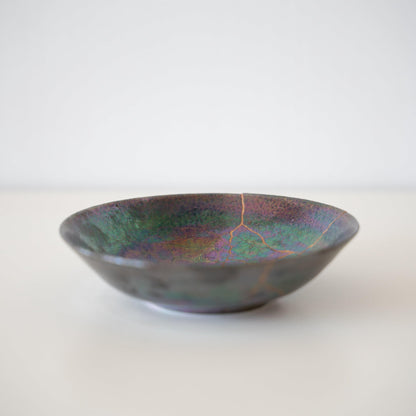 Skål repareret med Kintsugi, en traditionel japansk teknik, der omfavner skønheden i uperfekthed.
