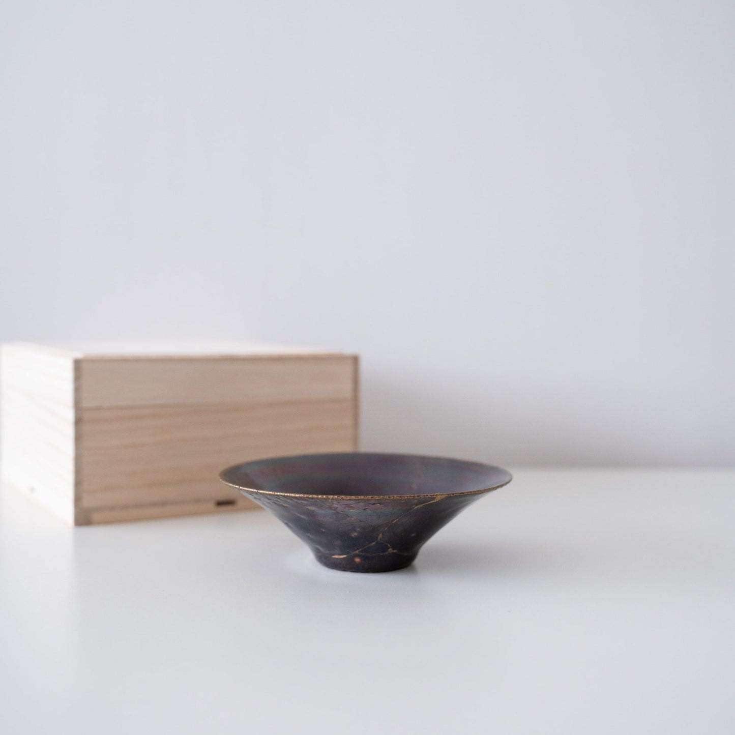 Cadeauset van een blad-vormige kom, gerepareerd met Kintsugi, een traditionele Japanse techniek, en een doos van paulowniahout.