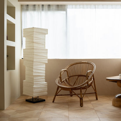 "Lampe sur pied japonaise en papier Washi « Harusame Washi 01 » dans un espace de style Japandi – Lampe sur pied en papier Wabi-sabi pour salon Japandi"