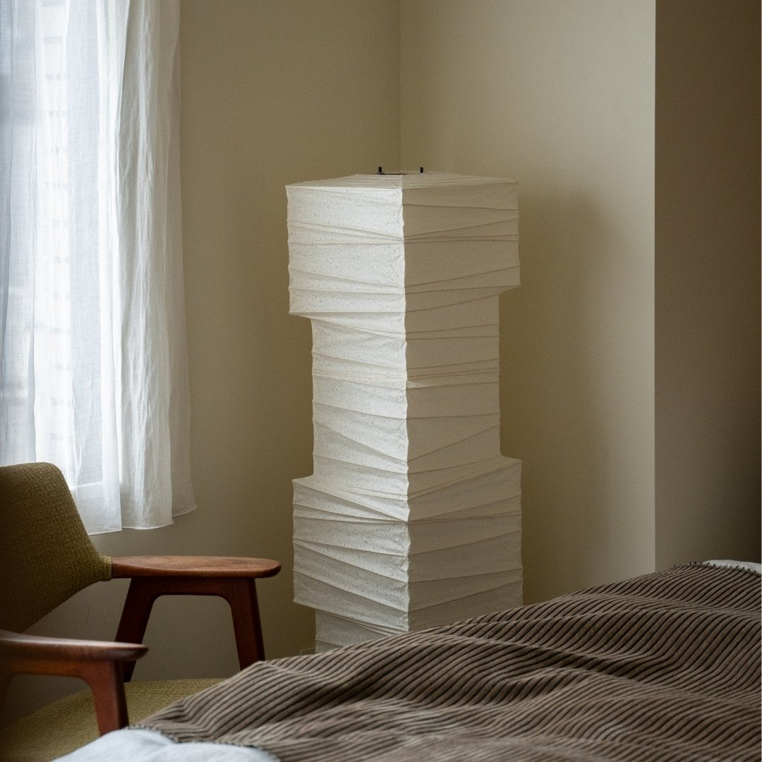 "Lampe sur pied japonaise en papier Washi « Harusame Washi 01 » dans une chambre de style Japandi – Lampe haute unique pour chambre japonaise"