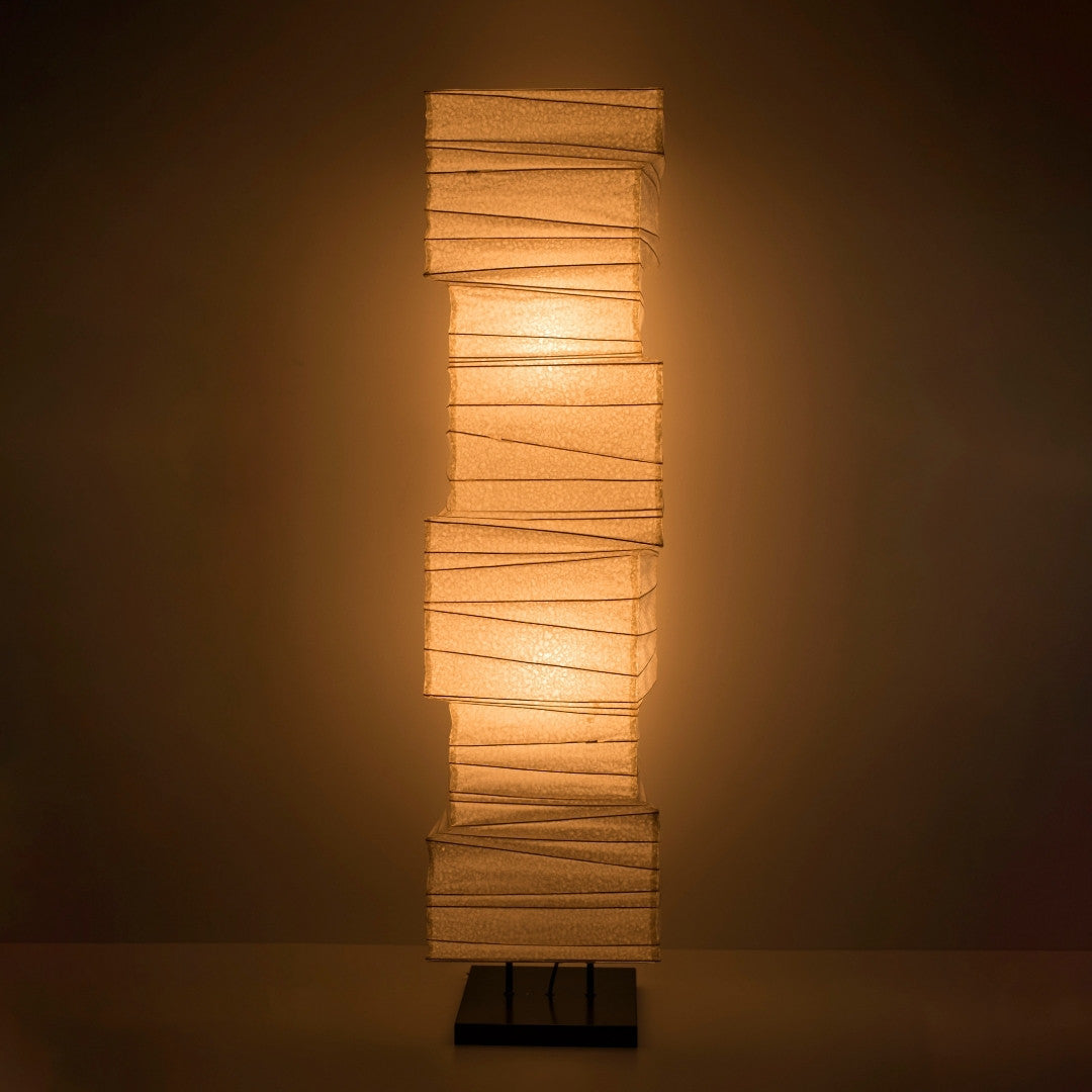 "Lampe sur pied japonaise en papier Washi « Harusame Washi 01 » éclairant une pièce sombre – Lampe en papier élégante pour salon de style Japandi"