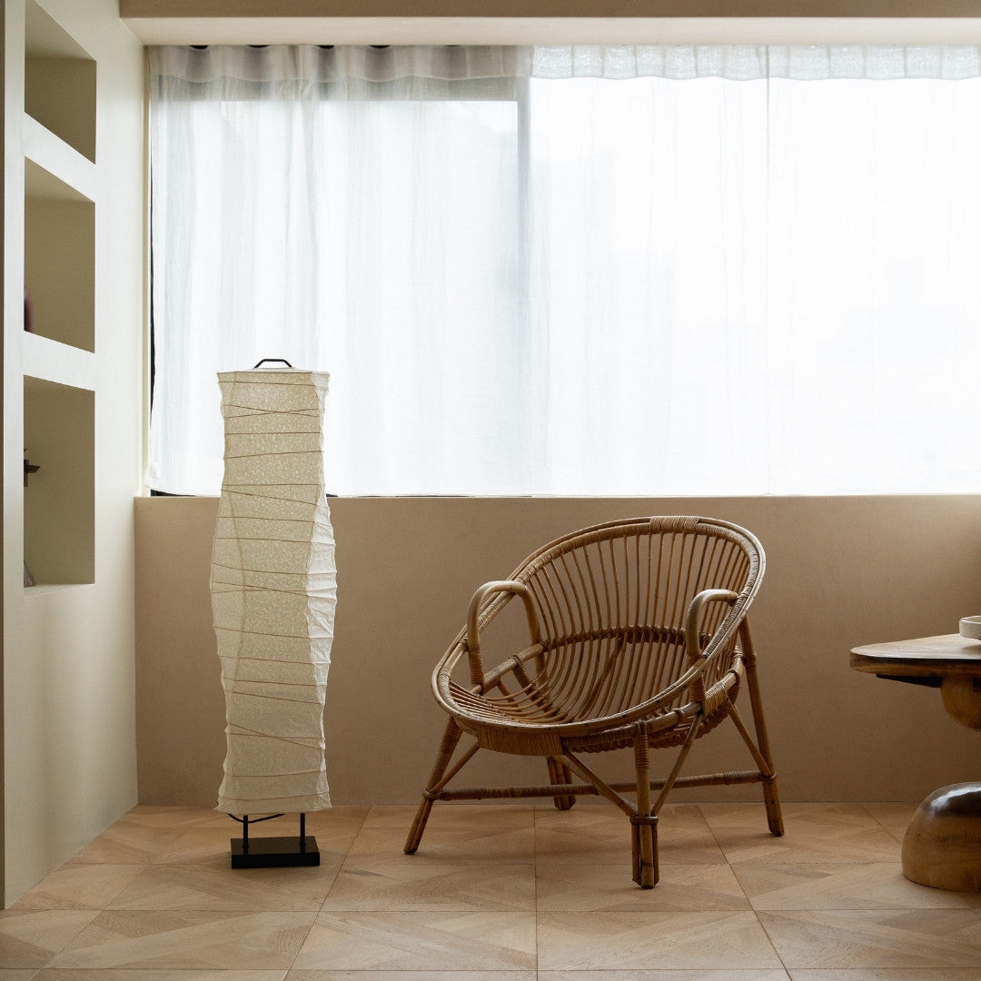 "Lampe sur pied japonaise en papier Washi « Type G » dans un espace de style Japandi – Grande lampe sur pied Wabi-Sabi pour salon Japandi"