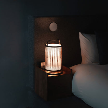 "Traditionelle japanische Bambuslampe, gefertigt mit 800 Jahre alten Techniken aus Shizuoka, steht auf einem Nachttisch."