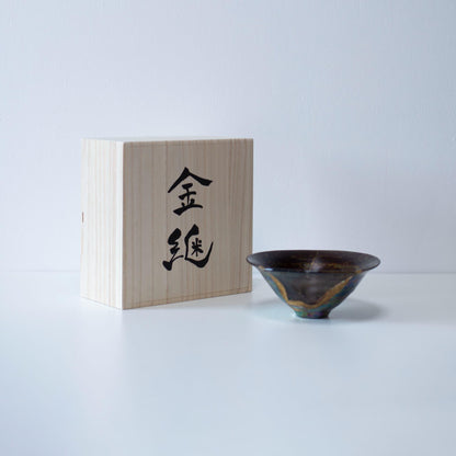 Eine atemberaubende Schale, repariert mit der kunstvollen japanischen Kintsugi-Technik, mit einer Glasfüllung und präsentiert in einer Paulownia-Holzschachtel mit einer goldenen Einlegeinschrift.