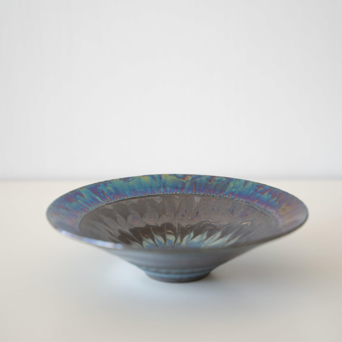 Seitenansicht der Kintsugi-Schale "Blaue Rosen-Nebel" vor weißem Hintergrund