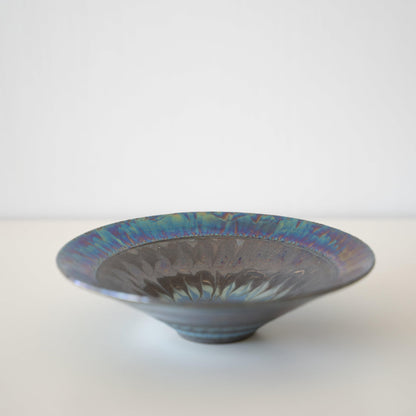 Seitenansicht der Kintsugi-Schale "Blaue Rosen-Nebel" vor weißem Hintergrund