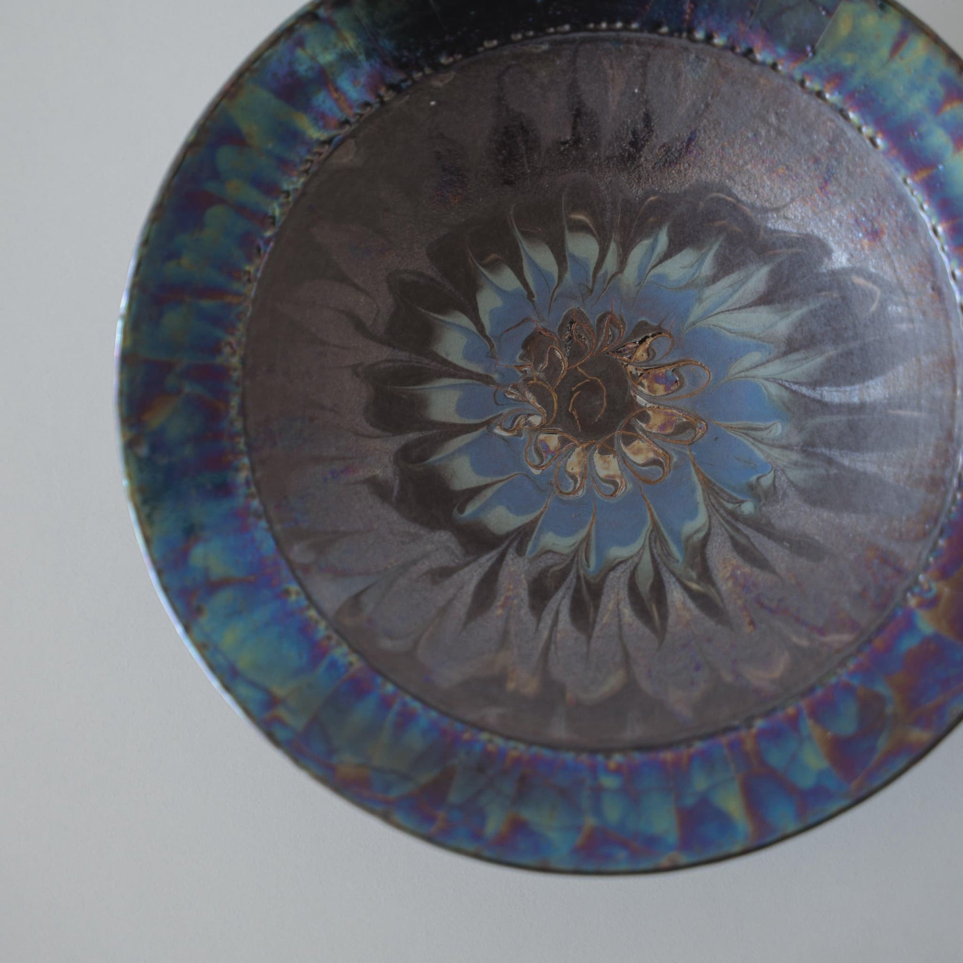 "Draufsicht auf Kintsugi-Schale „Blaue Rosen-Nebel“ vor weißem Hintergrund"