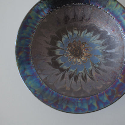 "Draufsicht auf Kintsugi-Schale „Blaue Rosen-Nebel“ vor weißem Hintergrund"