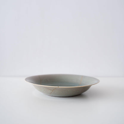 Sidevisning af Kintsugi-skål "Four Color Yohenyu" på en hvid baggrund