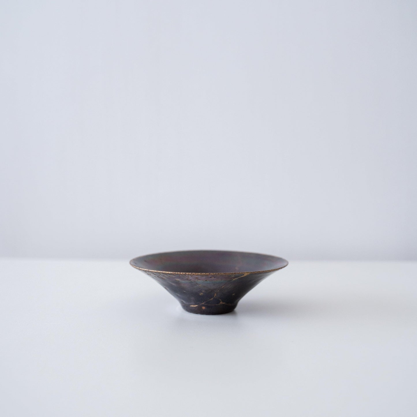 Kintsugi Kom "Paarse Nevel" 02_-_Zijaanzicht op Witte Achtergrond