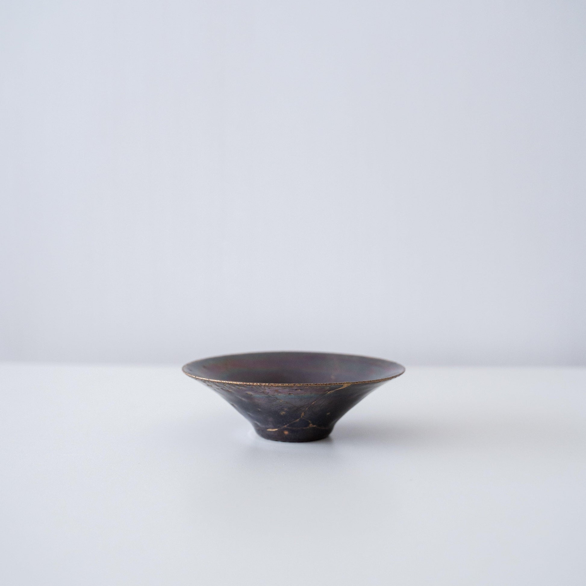 Kintsugi Kom "Paarse Nevel" 02_-_Zijaanzicht op Witte Achtergrond