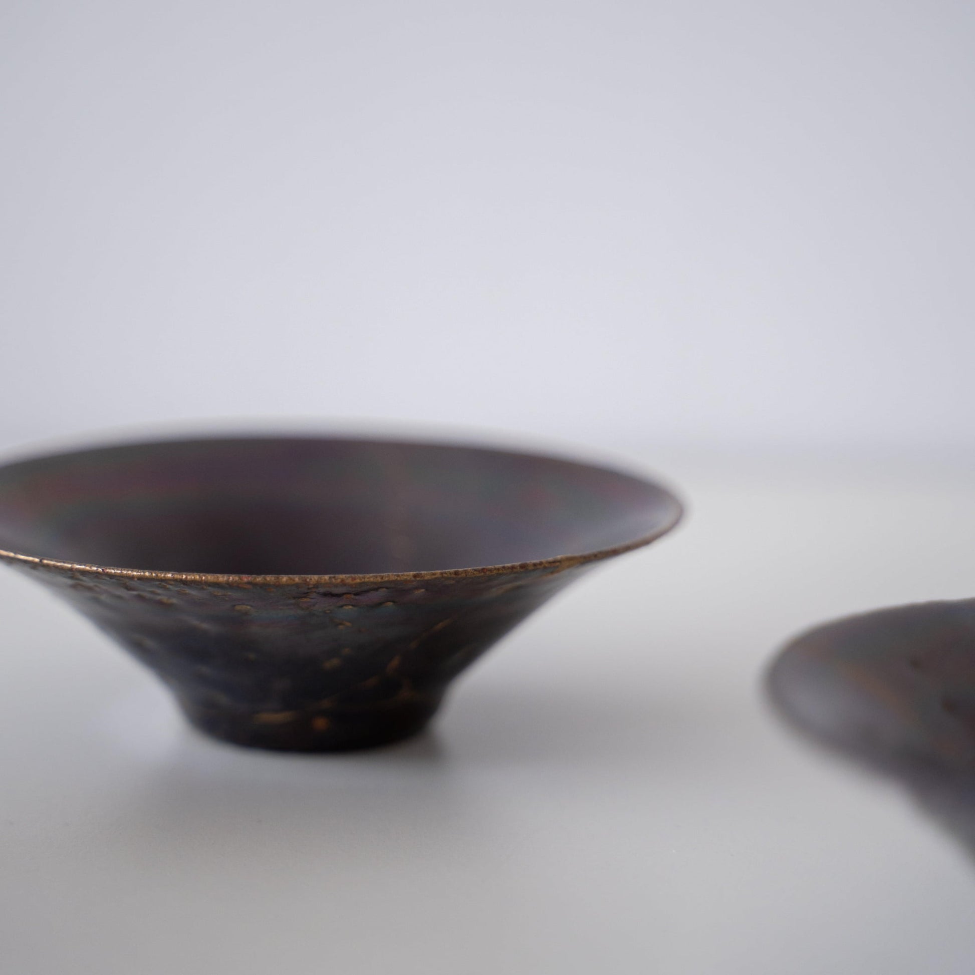 "Close-up van Kintsugi-kom 'Paarse Nevel' 02 zijkant, met nadruk op de ingewikkelde Kintsugi-reparaties"