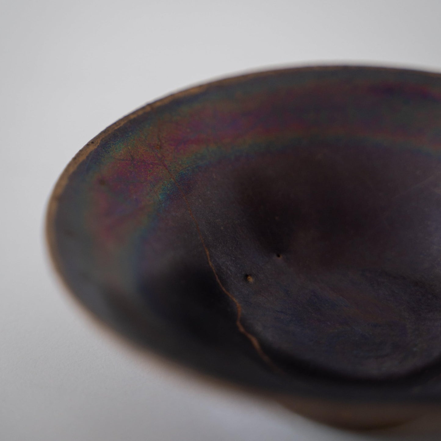 "Bovenaanzicht close-up van Kintsugi-kom 'Paarse Nevel' 02, met het unieke 'Supernova'-patroon"