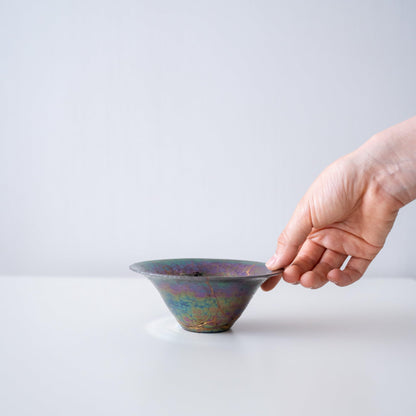 "Hand hält Kintsugi-Schale „Regenbogen-Schimmer“, zeigt ihre Größe und wie sie in die Hand passt"