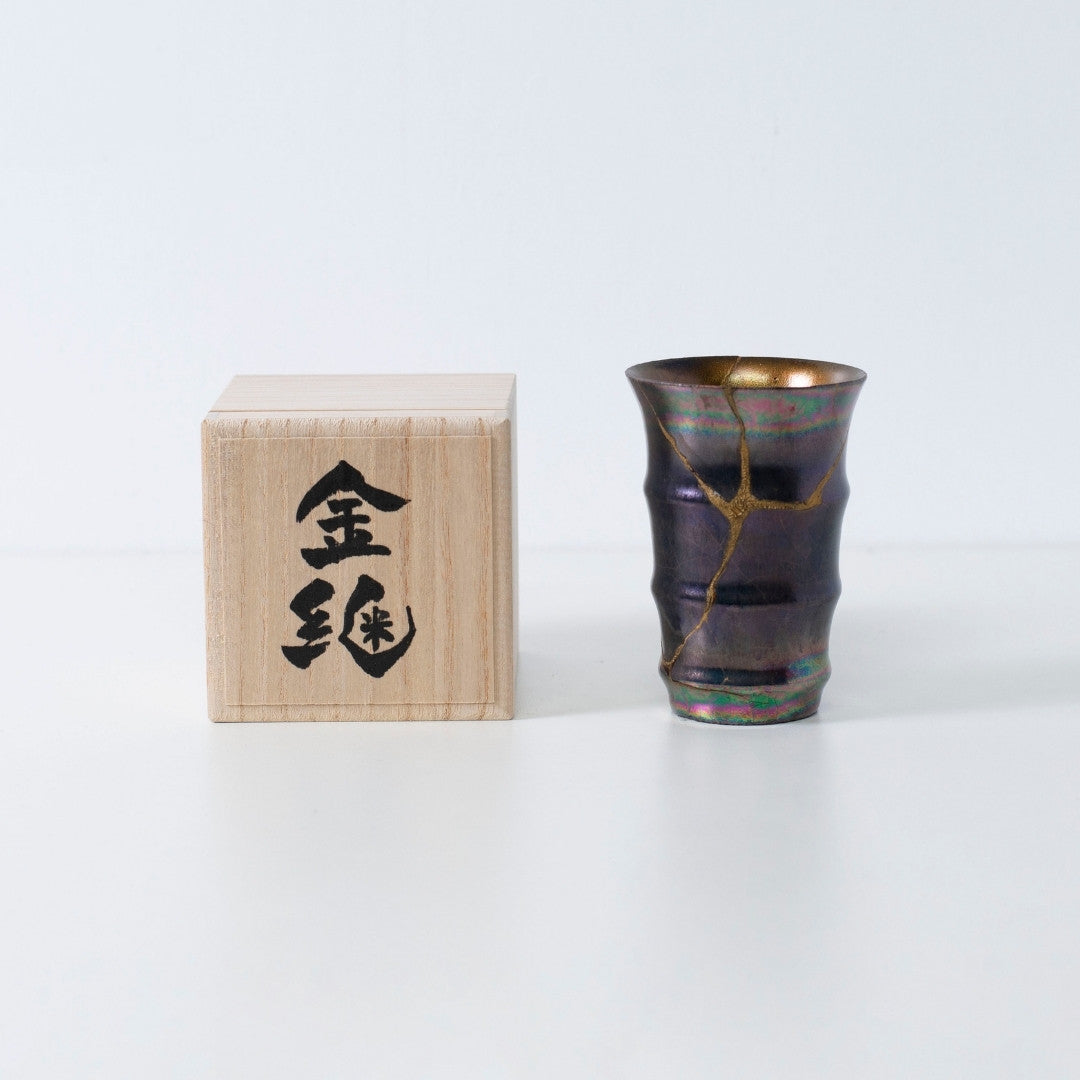 Magenta Luster kintsugi-keramik kop med guldfarvede reparationslinjer | bambus-inspireret wabi sabi-design
