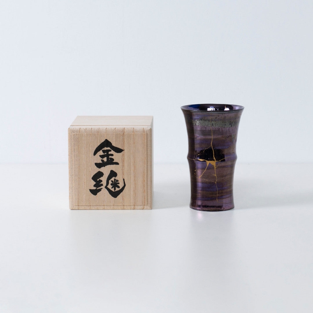 Kintsugi kunstkop i dyb lilla med gyldne revner | wabi sabi keramik af Taku Nakano