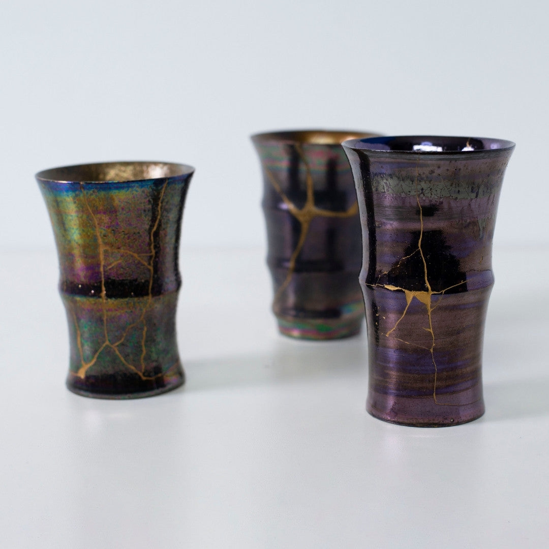 Kintsugi kunstkopper med guldfyldning i magenta og regnbueglasur | wabi sabi keramikkollektion