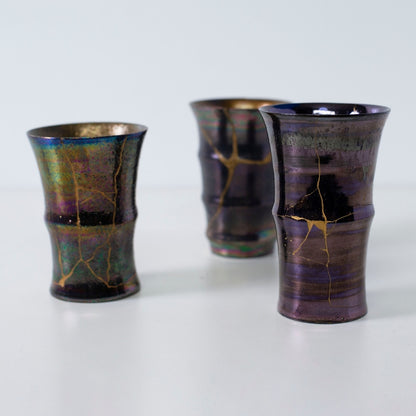 Kintsugi kunstkopper med guldfyldning i magenta og regnbueglasur | wabi sabi keramikkollektion