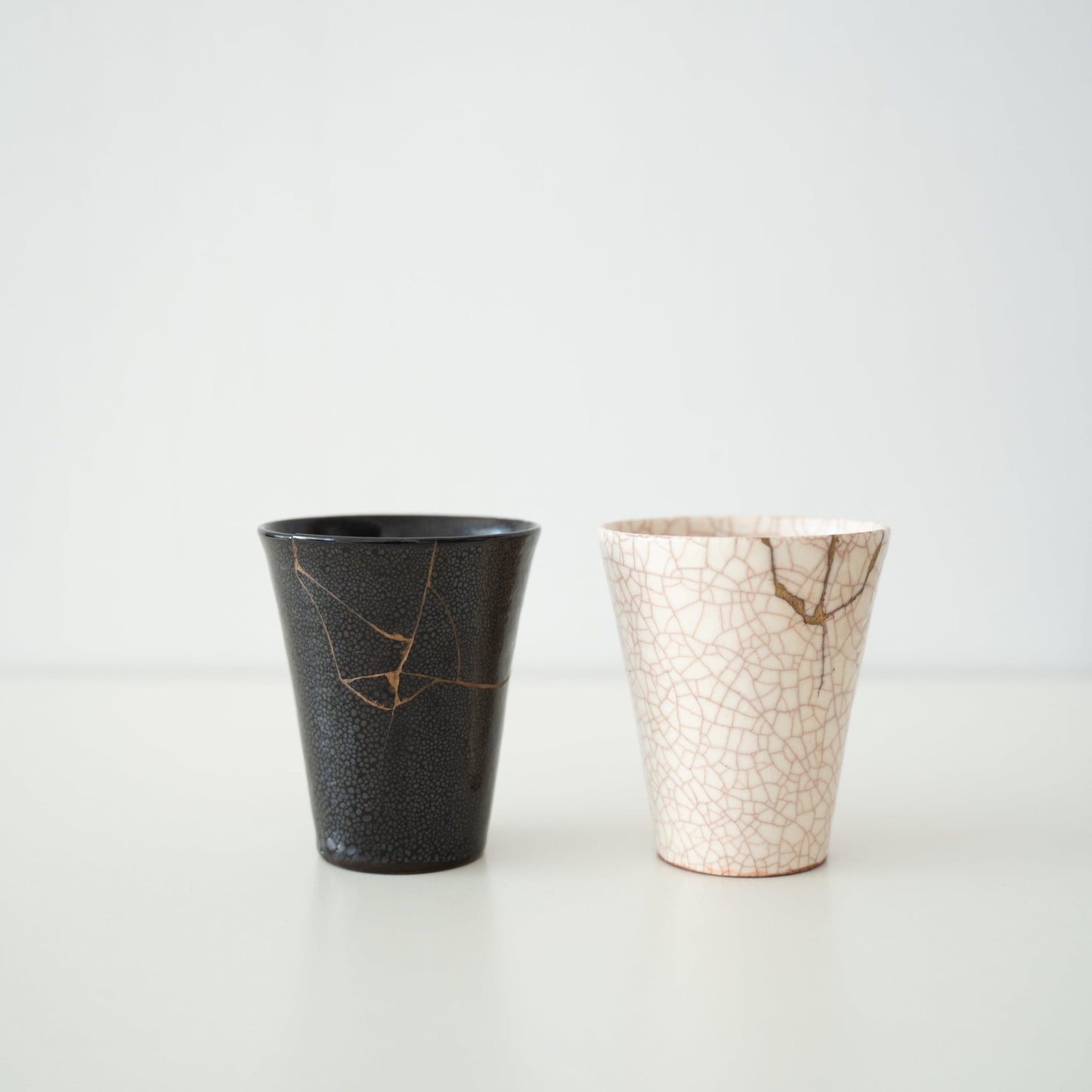 Kintsugi-kopper "Jet Black Lightning" & "Vermilion Crackle" 01: Sidevisning på hvid baggrund