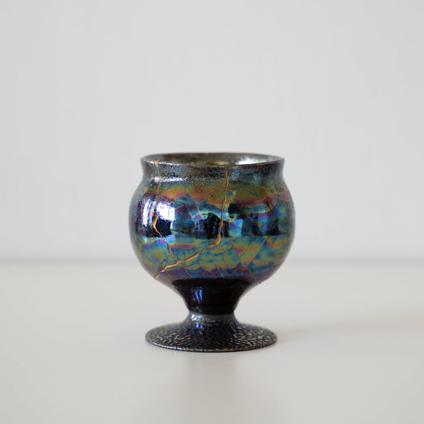 Kintsugi-pokal "Morgendagens Stjernehimmel" på hvid baggrund