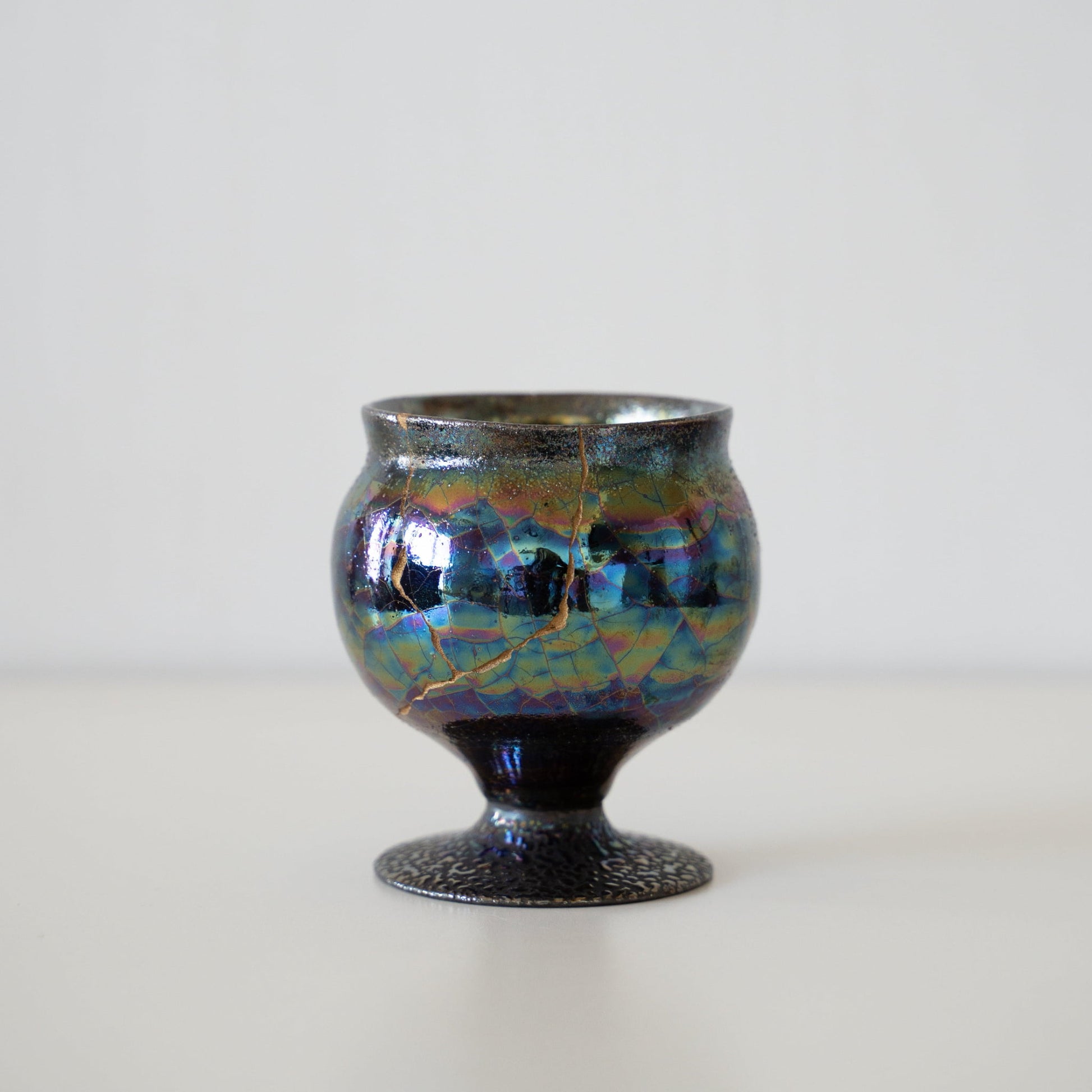 Kintsugi-pokal "Morgendagens Stjernehimmel" på hvid baggrund