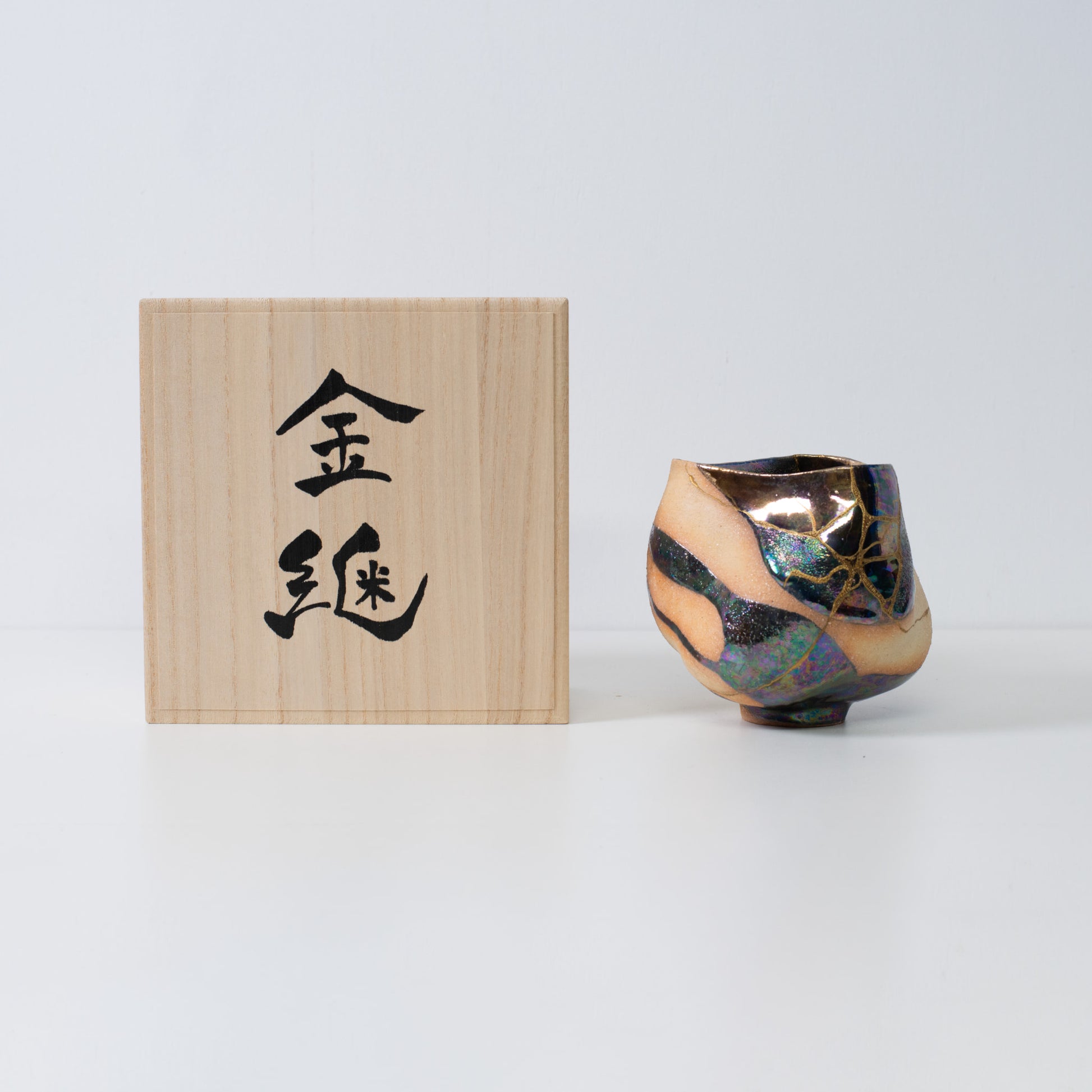 Bol à matcha Kintsugi fait à la main au Japon, célébrant la beauté et le renouveau du wabi-sabi