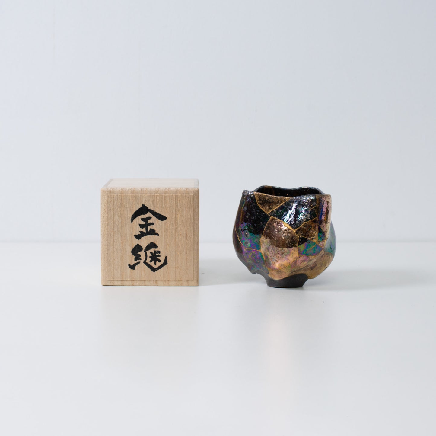 "Bol à matcha japonais kintsugi reflétant la beauté wabi-sabi et l'artisanat fait main"