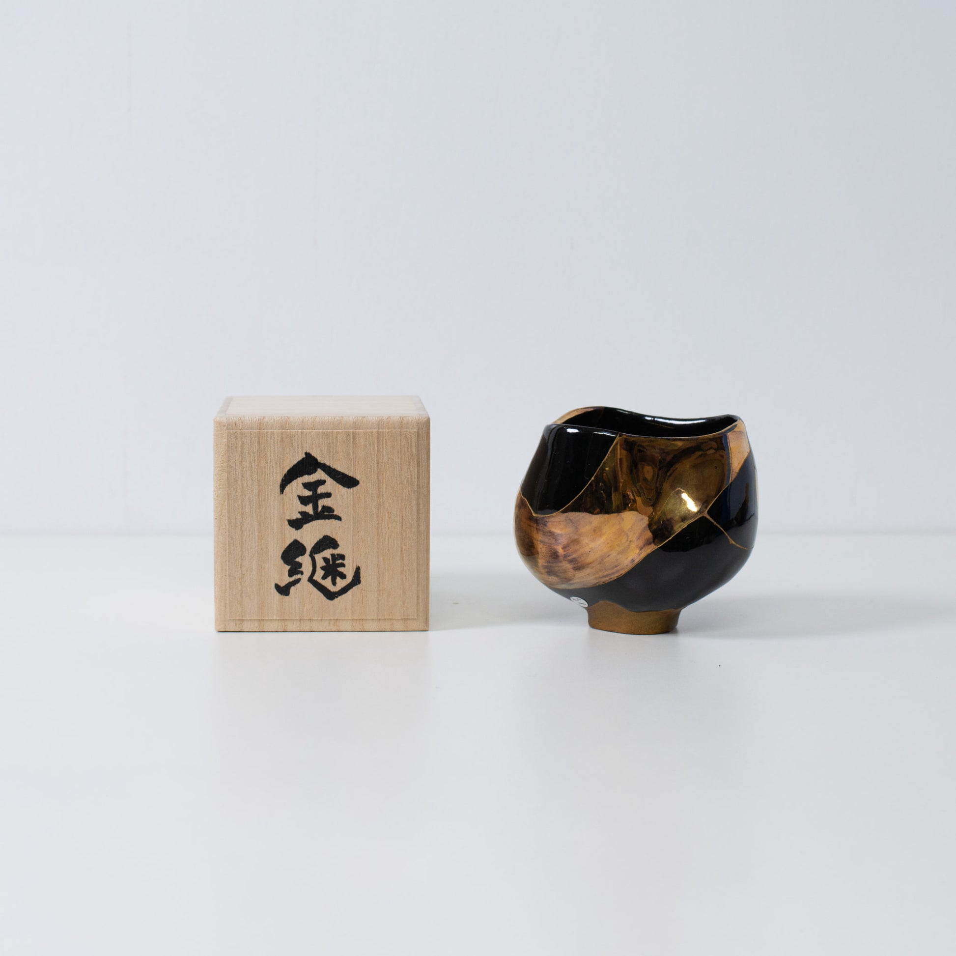 Bol à matcha Kintsugi fait à la main au Japon, symbolisant le renouveau et l'imperfection