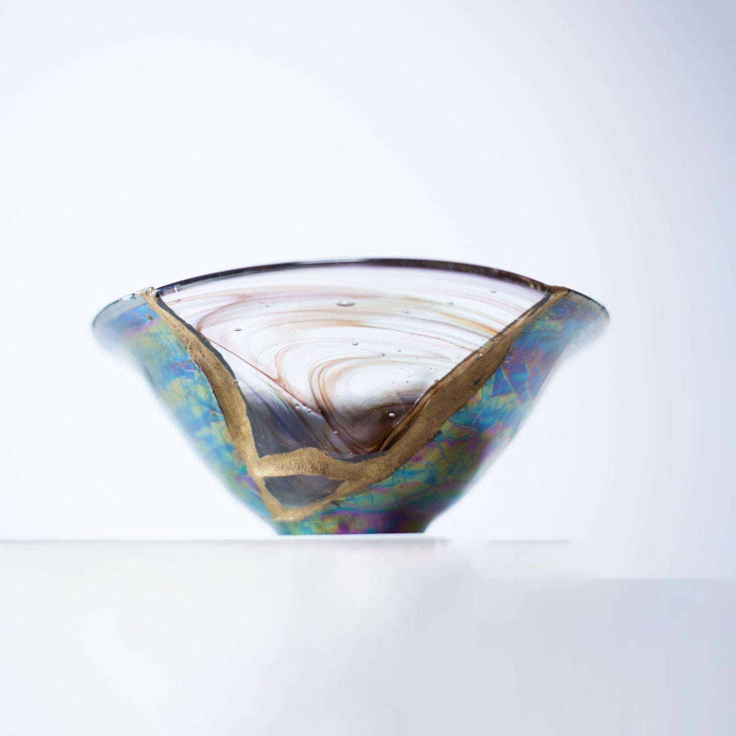 "Eine Hand, die eine Kintsugi-reparierte Schale hält und die Schönheit und Einzigartigkeit der Reparatur hervorhebt."