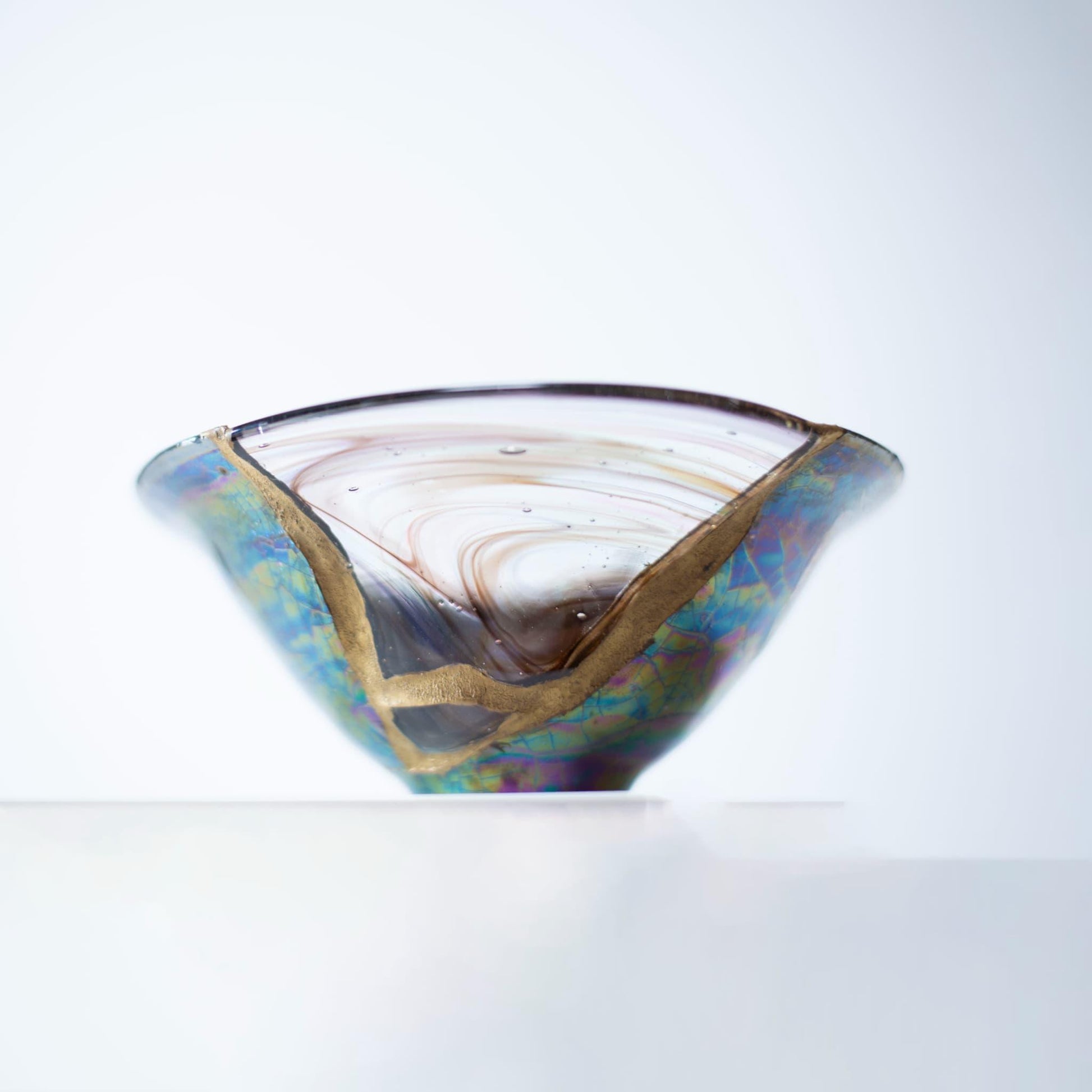 "Eine Hand, die eine Kintsugi-reparierte Schale hält und die Schönheit und Einzigartigkeit der Reparatur hervorhebt."