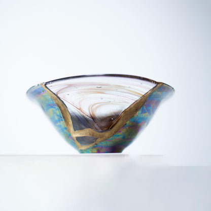 "Eine Hand, die eine Kintsugi-reparierte Schale hält und die Schönheit und Einzigartigkeit der Reparatur hervorhebt."
