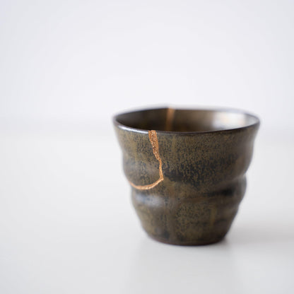 Close-up van Kintsugi-reparatie op Kintsugi Sake Cup "Thunder Moss"