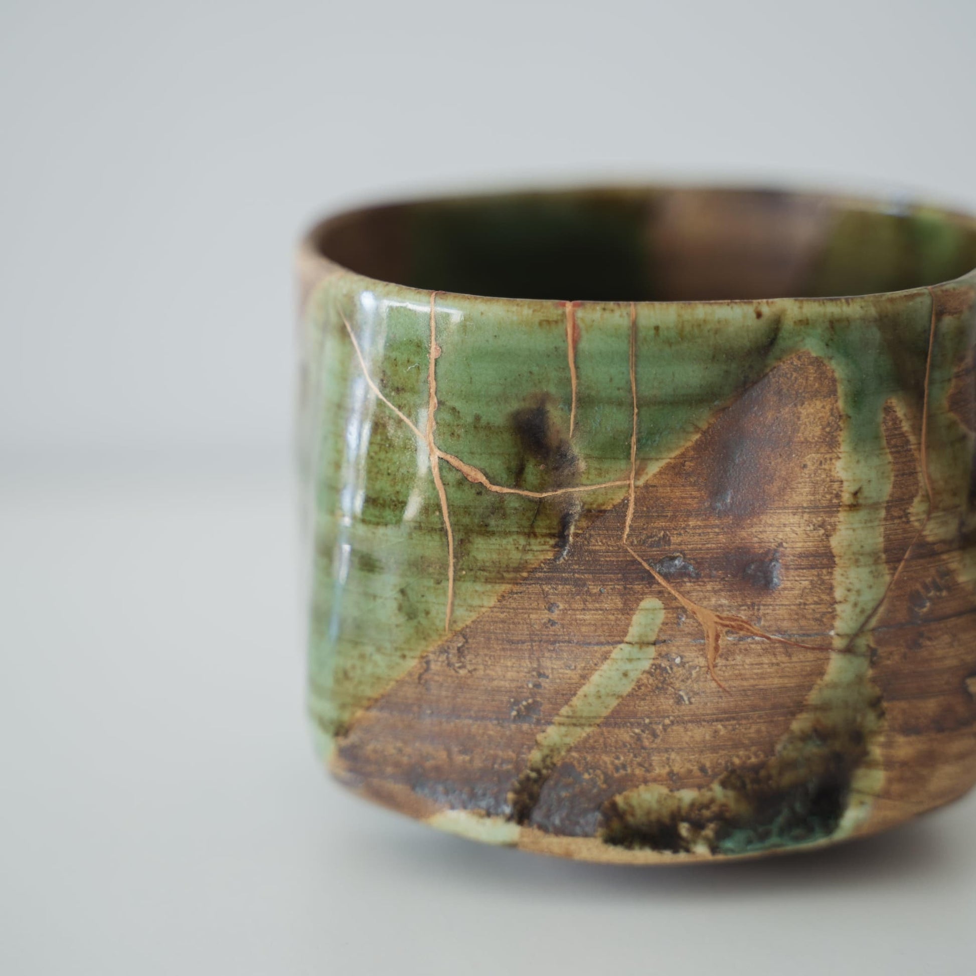 Nærbillede af Kintsugi-reparation på Kintsugi-tekop "Valley Oribe"