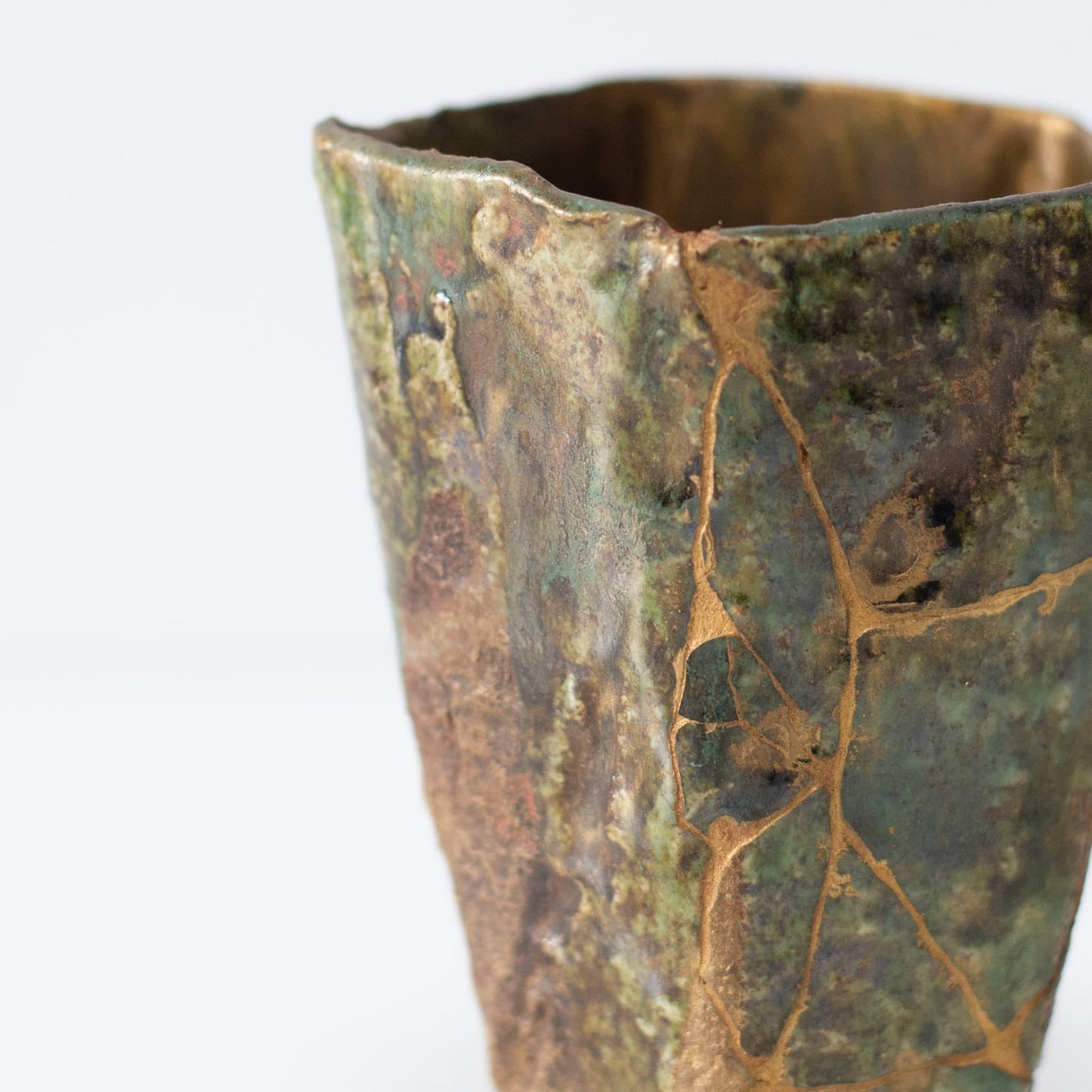 Nærbillede af Kintsugi-reparation på Pentagon Kintsugi-kop "Oribe" dybgrøn 02