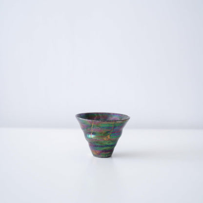 Sidevisning af Kintsugi Sakekop "Farvet Lerglans" på hvid baggrund