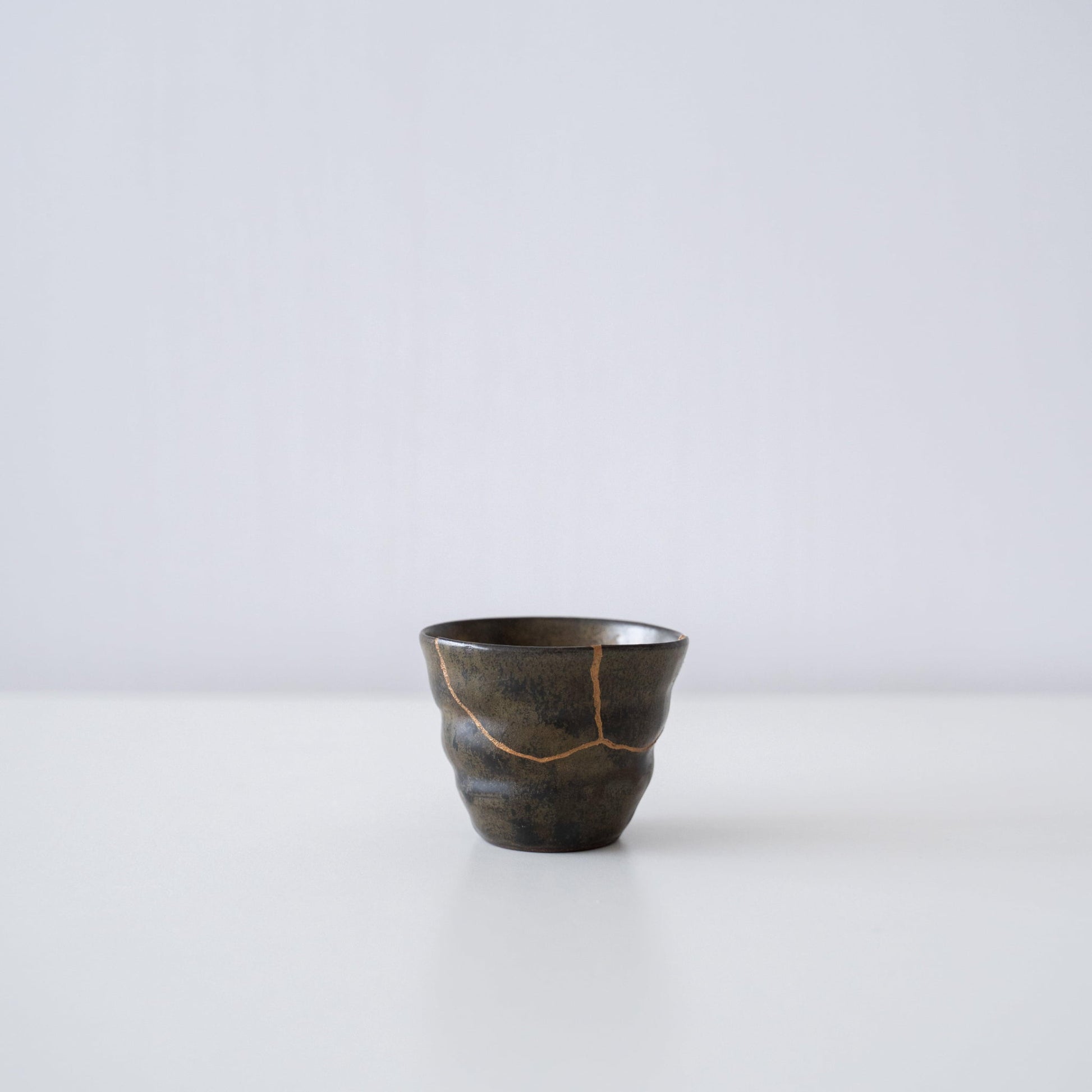 Zijaanzicht van Kintsugi Sake Cup "Thunder Moss" op een witte achtergrond